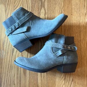 NWT Gray Kensie Boots
